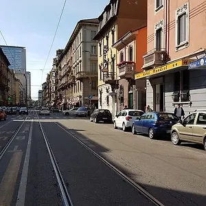 Hotel Mondial, Milán